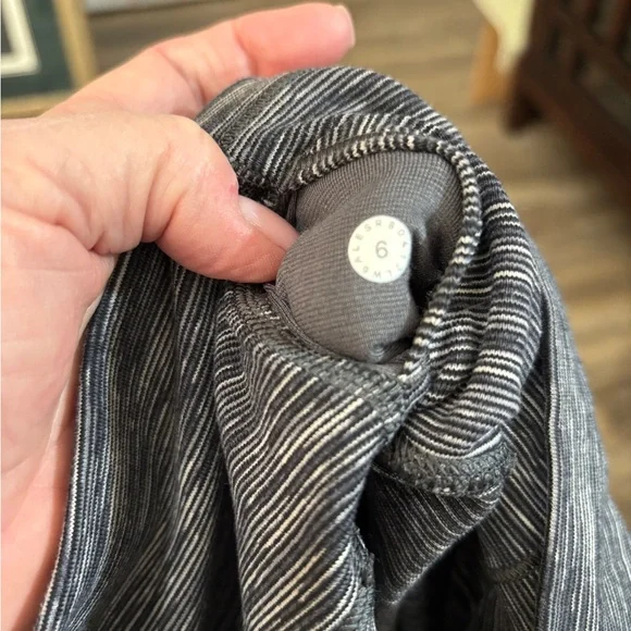 Lulu Lemon Size 6 - gently worn just a couple of times - Picture 3 of 4